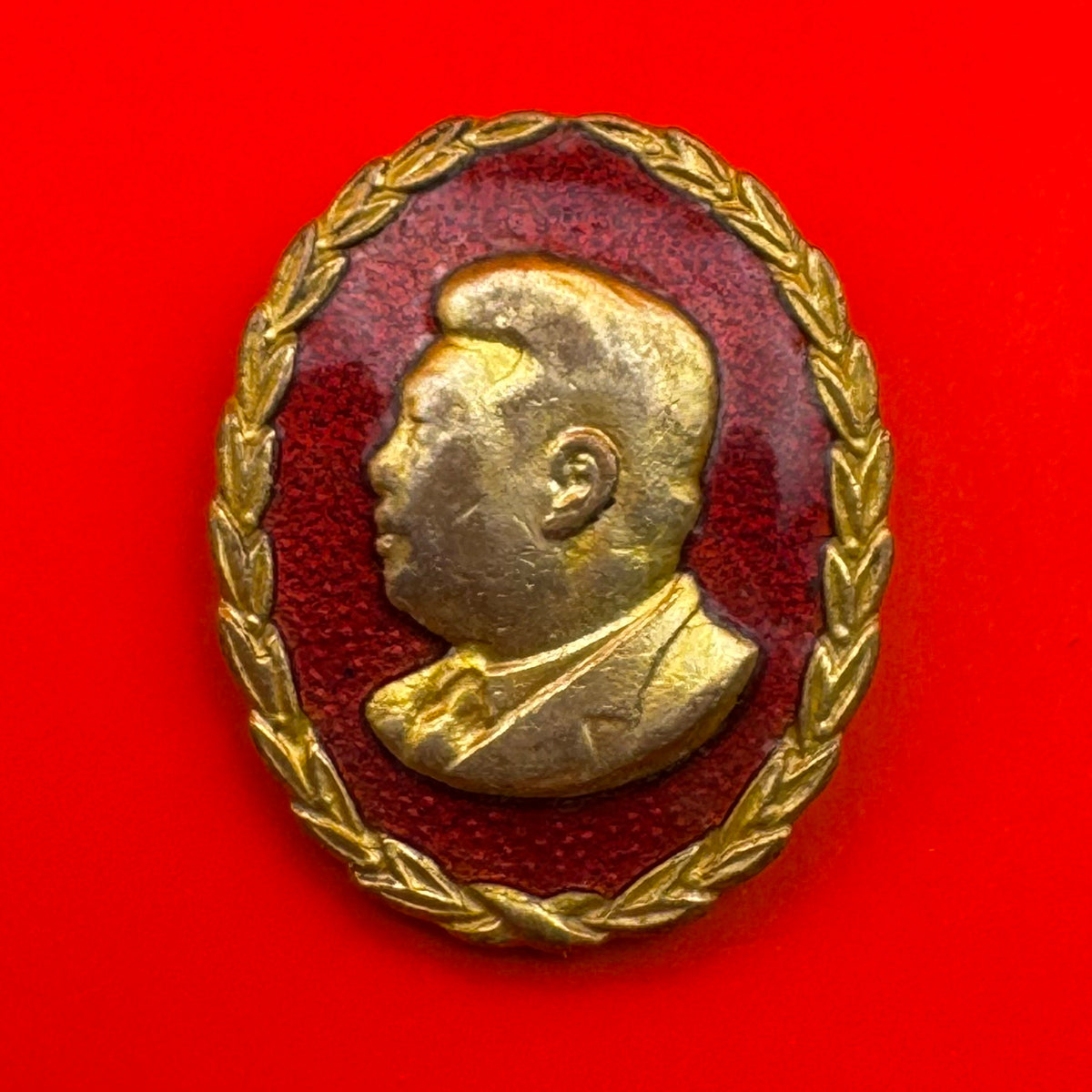 1950s North Korean Kim Il Sung Supreme Leader Portrait Badge – Rare Early Original Issue